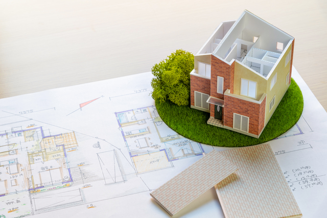 住宅の設計図と家の模型